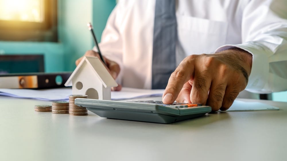 Calculating household finances with a model house and coins
